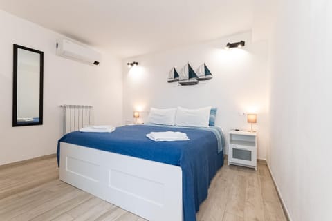 Bed, Photo of the whole room, Bedroom, air conditioner