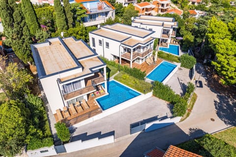 Property building, Day, Neighbourhood, Natural landscape, Bird's eye view, Pool view, Swimming pool, Location, sunbed