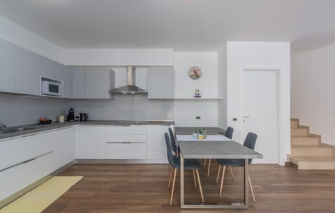 Kitchen or kitchenette, Seating area, Dining area, minibar, pet friendly, stove