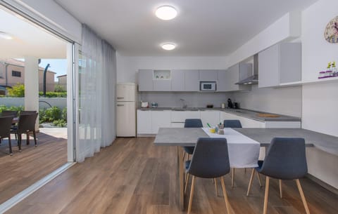 Kitchen or kitchenette, Dining area, minibar, pet friendly, stove, kitchen