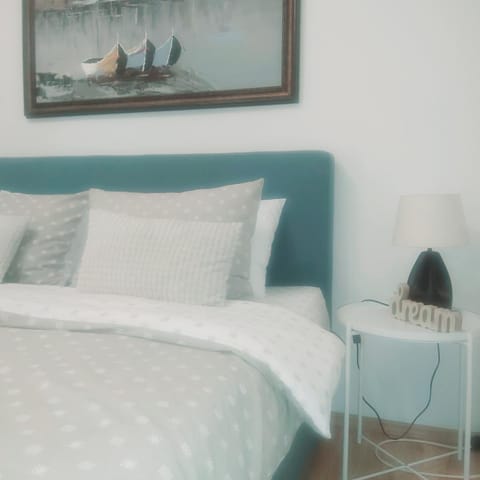 Bed, Seating area, Bedroom