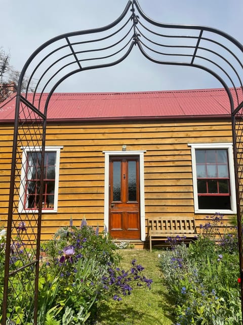 Portobello Settler's Cottage Condo in Dunedin
