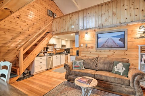 Pet-Friendly Adirondack Cabin with On-Site Lake Maison in Upper Saranac Lake