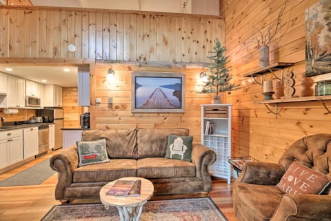 Pet-Friendly Adirondack Cabin with On-Site Lake Maison in Upper Saranac Lake