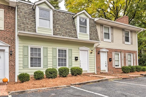Charming Southern Pines Abode - Walk to Dtwn! Maison in Southern Pines