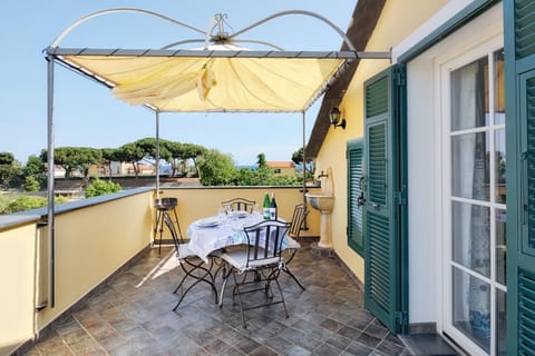 Day, BBQ facilities, View (from property/room), Balcony/Terrace, Dining area, Sea view