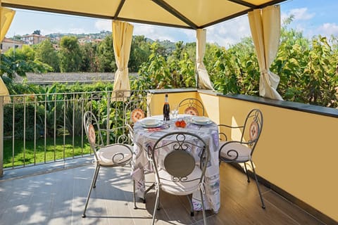 Spring, Day, Garden, View (from property/room), Balcony/Terrace, Dining area, Garden view