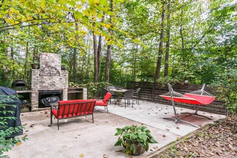 Designer Getaway-Hot Tub, 4 Minutes to Dahlonega House in Dahlonega