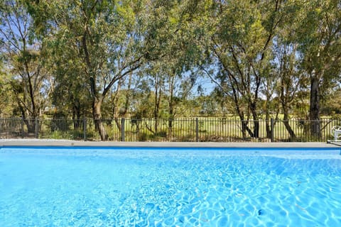 The Pool House on Black Bull - 8 single beds House in Yarrawonga