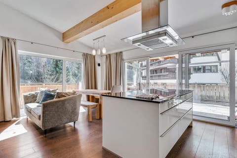 Kitchen or kitchenette, Seating area