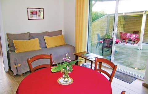 1 Bedroom Awesome Home In Carolles Maison in Jullouville
