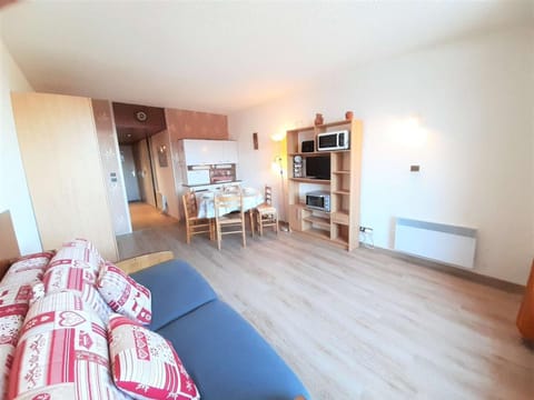 Studio cabine 6 pers avec balcon et vue sur pistes - FR-1-457-202 Apartment in Saint-Lary-Soulan