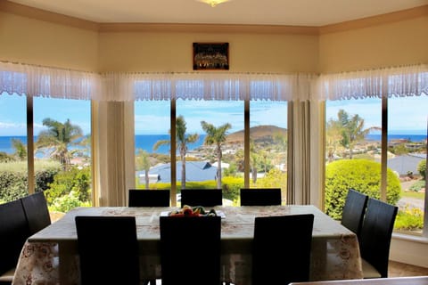 Seating area, Dining area, Sea view