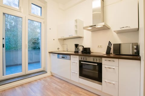 RAJ Living - 1 or 3 Room Apartments - 20 Min Messe DUS and Old Town DUS Condo in Dusseldorf