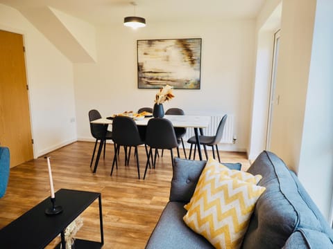 Stylish New Build with Garden and Free Parking Haus in Taunton
