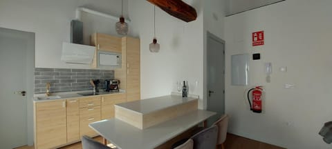 Kitchen or kitchenette, Dining area