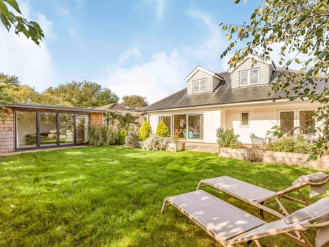 Pass the Keys Stylish and fresh 4 bed beach house with garden Casa in West Wittering