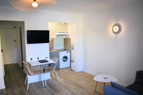 TV and multimedia, Living room, Business facilities, Seating area, Dining area