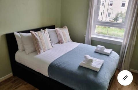 Pass the Keys Cozy two bed flat near Glasgow Airport & Paisley Apartment in Paisley