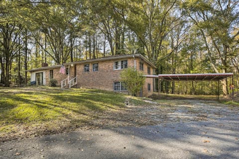 Acworth Retreat with Fireplace, Deck, 3 Acres! House in Acworth