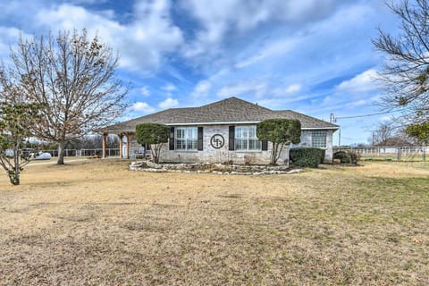 Leaping Toad Ranch about 9 Mi to Lake Granbury! House in Granbury