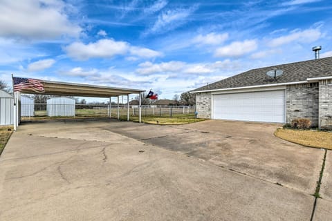 Leaping Toad Ranch about 9 Mi to Lake Granbury! House in Granbury