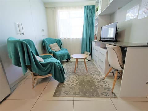 Private Loadshedding free Flatlet, Fibre WiFi, Netflix, Security Deposit applies House in Roodepoort