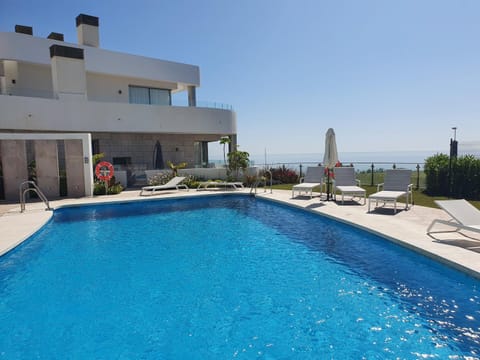 Shower, Property building, Day, Garden, Balcony/Terrace, Garden view, Pool view, Sea view, Swimming pool, sunbed