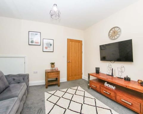 No25-Luxe Living Guest House- 2 Bed-WIFI-Free Parking-City- Beach House in Swansea