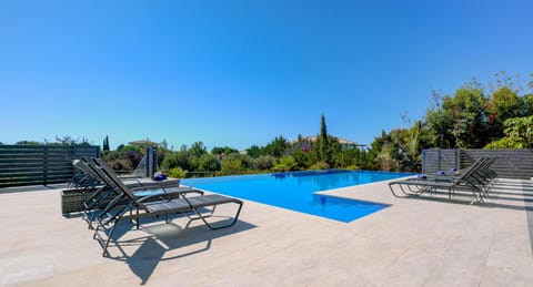 Beautiful villa with great outside space - Meo, Aphrodite Hills Resort Villa in Kouklia