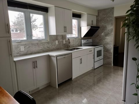 Private Rooms in House in North York Shared Kitchen Bed and Breakfast in Markham