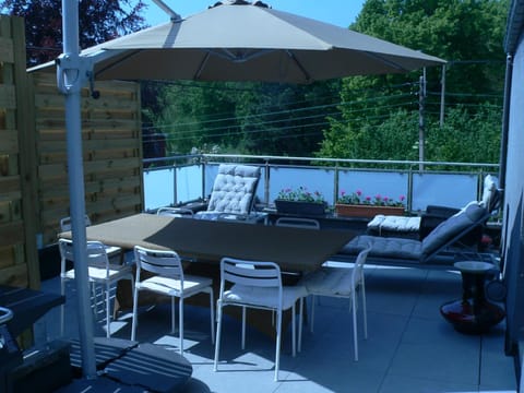 liège 4420 rue jean Jaurès 45 grande maison joyeuse avec terrasse 30m2 pour 8 personnes maximum House in Liège