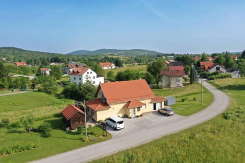 Property building, Spring, Day, Neighbourhood, Natural landscape, Bird's eye view, Mountain view, Street view, Location, Parking