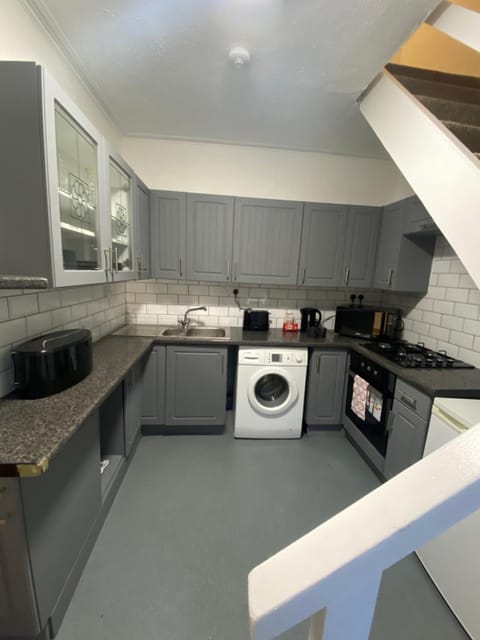 Kitchen or kitchenette, minibar, washing machine