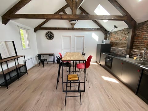 Kitchen or kitchenette, Dining area