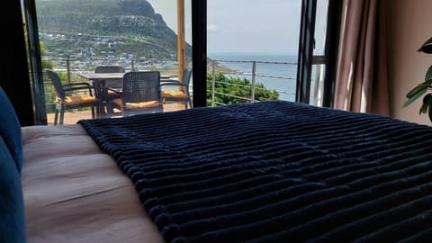 A Relaxing Getaway with Ocean Views Condo in Cape Town
