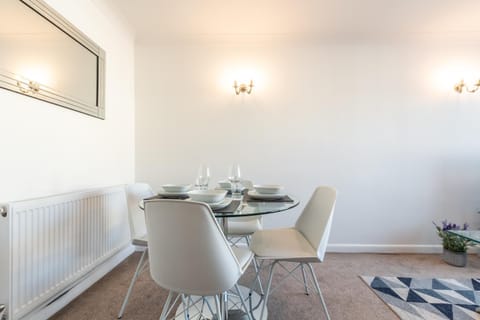 BEST PRICE!! - Contractor Heaven! 4 Singles beds or 2 King Size, Southsea Apartment- FREE PARKING, SMART TVS Apartment in Portsmouth