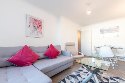 BEST PRICE!! - Contractor Heaven! 4 Singles beds or 2 King Size, Southsea Apartment- FREE PARKING, SMART TVS Apartment in Portsmouth