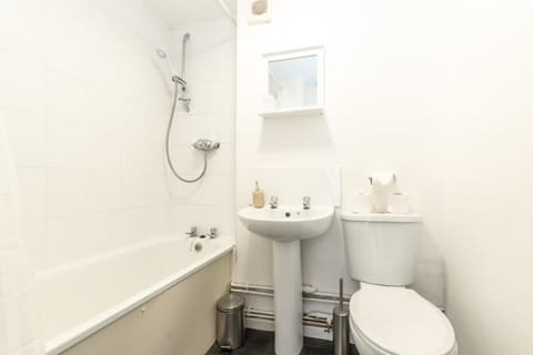 BEST PRICE!! - Contractor Heaven! 4 Singles beds or 2 King Size, Southsea Apartment- FREE PARKING, SMART TVS Apartment in Portsmouth