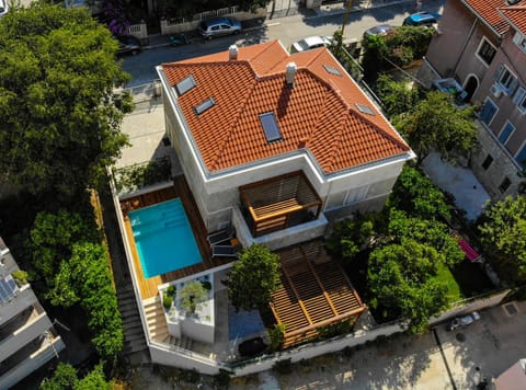 Property building, Neighbourhood, Bird's eye view, Garden, Pool view, Street view, Swimming pool, Location, Parking