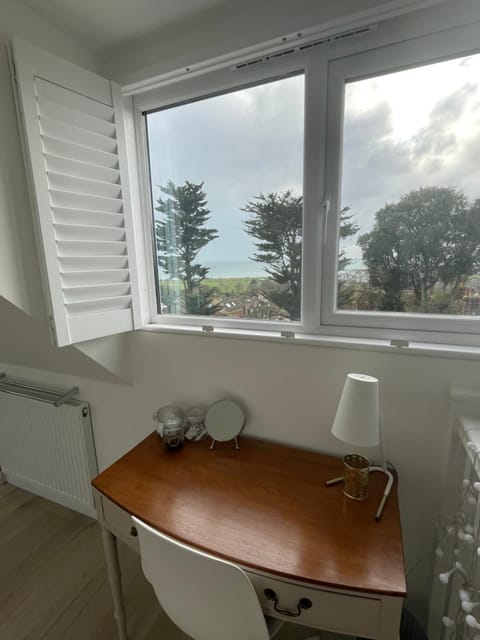 The Bolt Hole Hythe panoramic coast and sea views Casa in Hythe