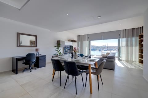Superlative Apartment with Valletta and Harbour Views Condominio in Sliema