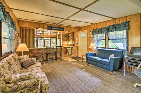 Cozy Retreat with Fire Pit Less Than 1 Mi to Mille Lacs Lake House in Mille Lacs Lake