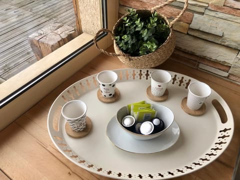 Coffee/tea facilities, Food and drinks