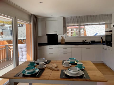 Kitchen or kitchenette, Dining area