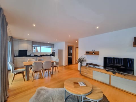 TV and multimedia, Living room, Seating area, Dining area