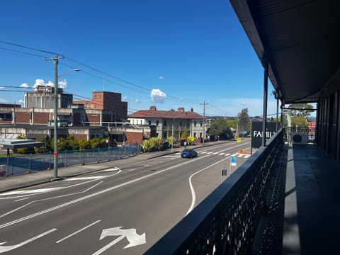 Property building, Day, Balcony/Terrace, Street view, Location