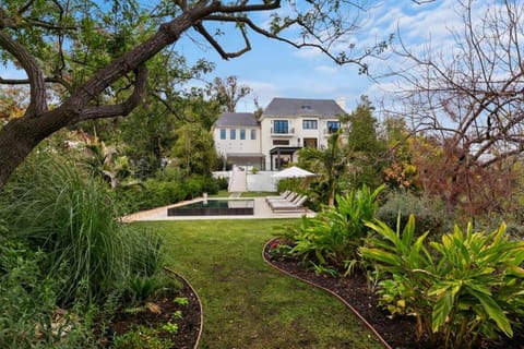 Property building, Spring, Day, Natural landscape, Garden, Garden view