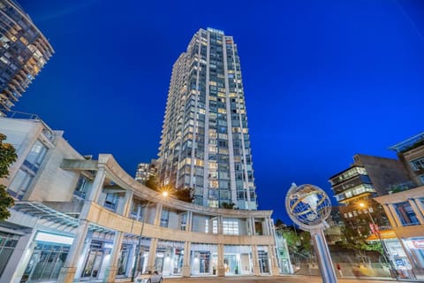 Beautiful Bright Modern Condo with Water view and AC in DT Vancouver 2BR,3BD,2BT sleeps 6 guests Free parking Netflix Included Condo in Vancouver