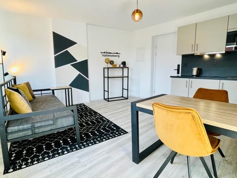 Kitchen or kitchenette, Seating area, Dining area